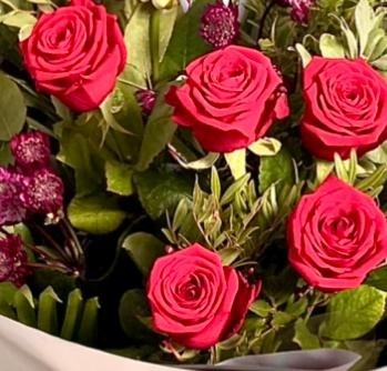 💐 St Lucia Kecantikan Scarlet, 12 Red Roses dalam pasu