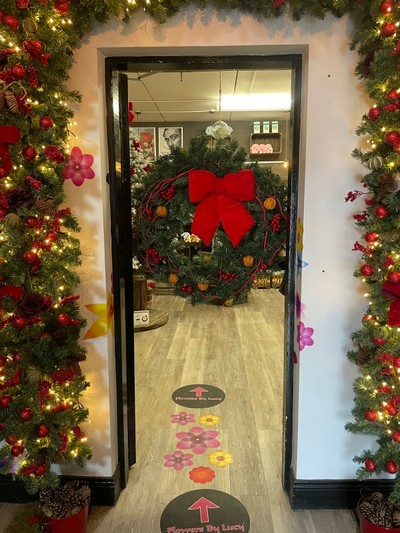 WOW!!!.....  NOW THATS A FESTIVE  WELCOME WREATH!!