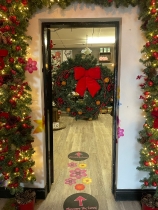 WOW!!!.....  NOW THATS A FESTIVE  WELCOME WREATH!!