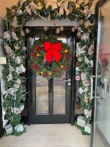 WOW!!!.....  NOW THATS A FESTIVE  WELCOME WREATH!!